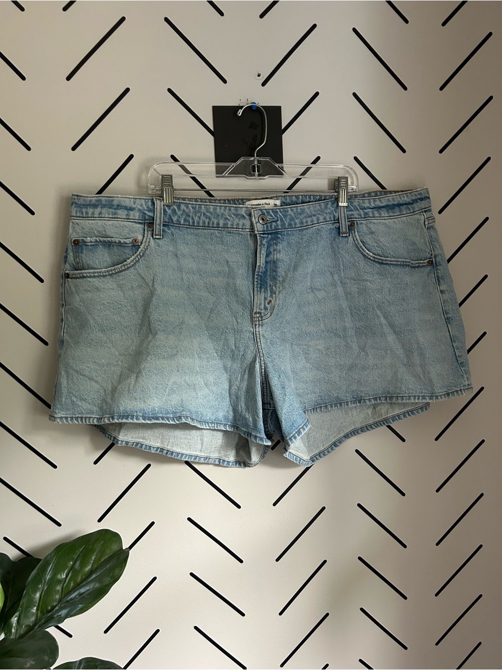NWOT Abercrombie and fitch light wash a line denim short high rise 5” curve love